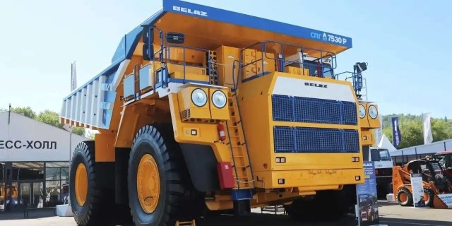 Обновленный БЕЛАЗ-7530Р получил современную кабину с 10-дюймовым планшетом и увеличенным остеклением