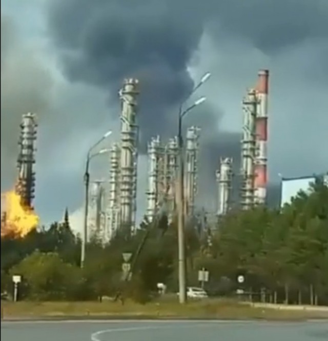 В Тобольск на предприятие СИБУРа доставили колонну высотой с 34-этажный дом