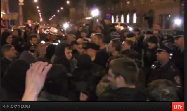 Вооруженные радикалы заблокировали Царева.