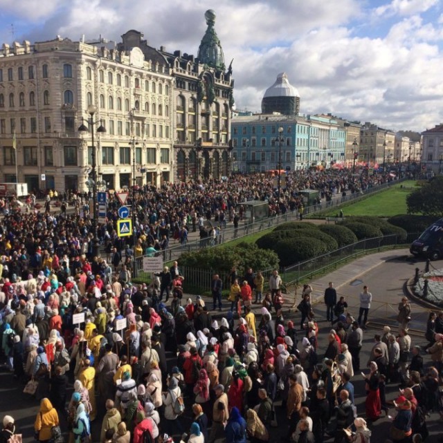 По центру Петербурга прошёл крестный ход с участием местных властей. Автомобилисты пожаловались на крупные пробки