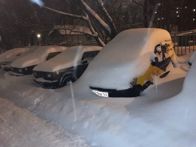Москву ночью завалило снегом. Город стоит в 9-балльных пробках, нет движения на МКАДе, шоссе Энтузиастов, Варшавке и Ярославке