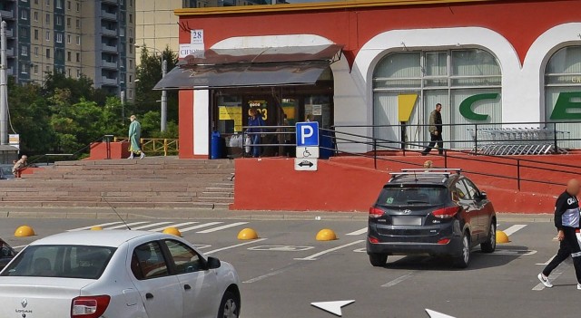 Хотел проехать по тротуару, но опозорился на всю страну