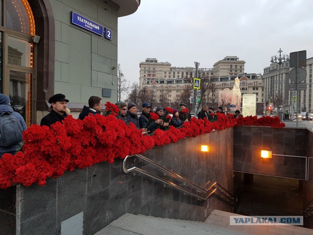 10 тысяч алых цветов возложено к могиле Сталина в Москве
