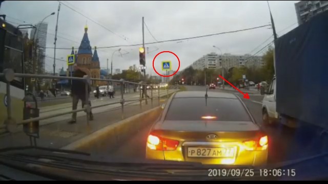 Быдло не пропускает и учит Скорую на дороге