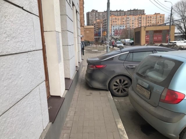 В ЖК «Солнечная система» в подмосковных Химках соседи вышли на тропу войны с теми, кто паркуется ненадлежащим образом