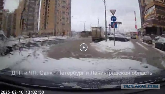 Им обоим моргал зелёный.