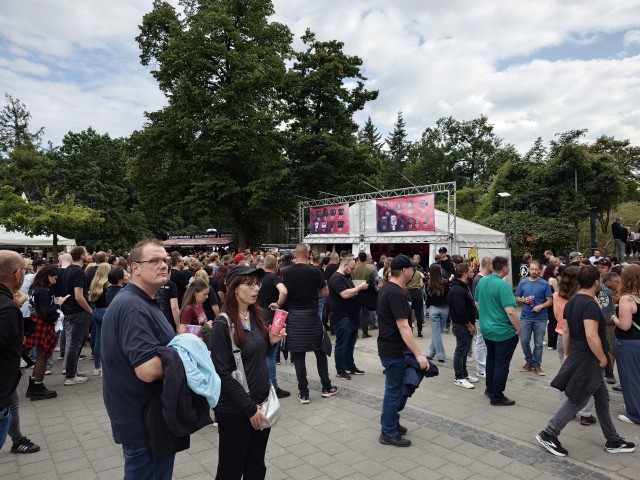 Ну да, хвастаюсь... Я опять на концерт пошёл.