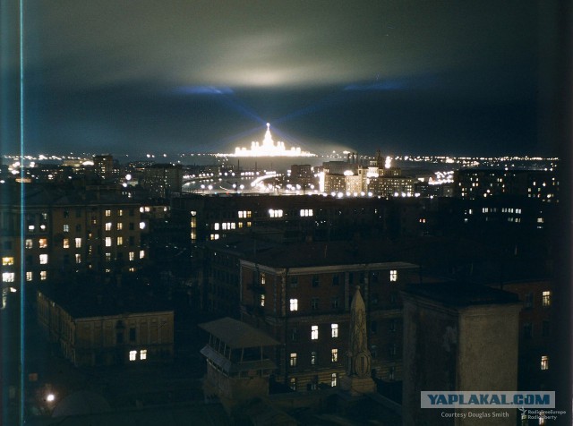 Несколько старых фото и люди на них.