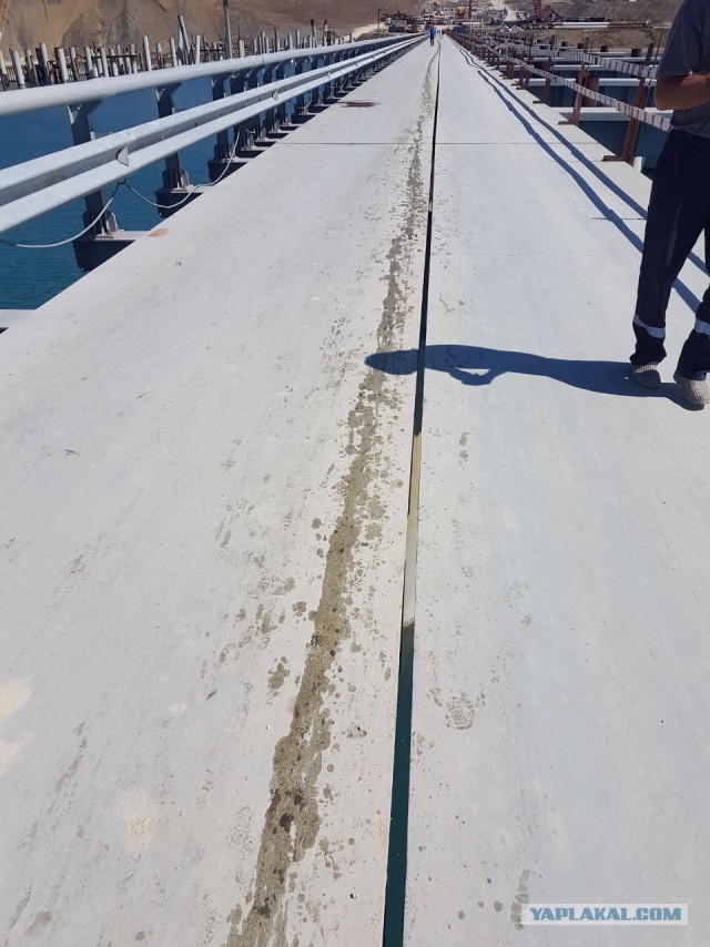 Автобус со строителями моста через Керченский пролив рухнул в море в районе порта "Кавказ"