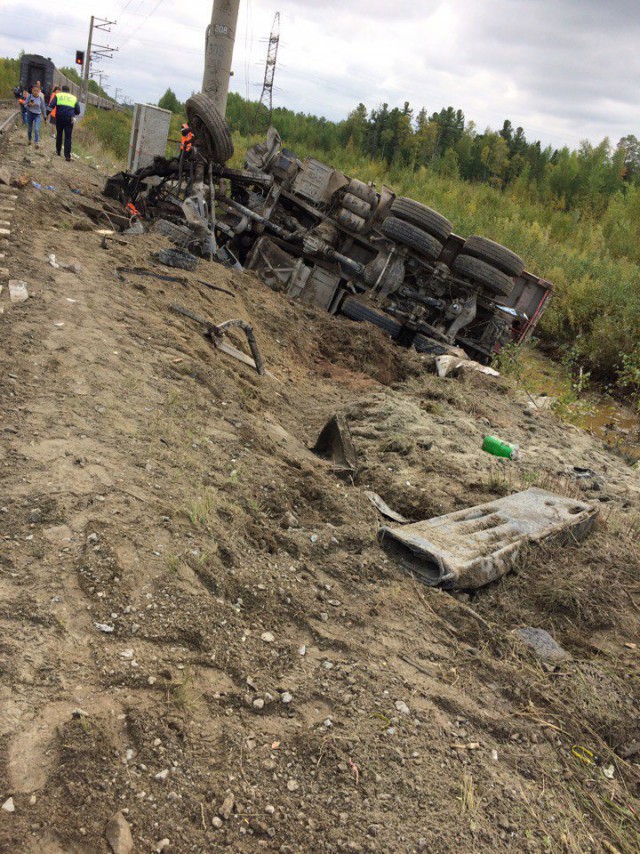 КамАЗ врезался в пассажирский поезд в ХМАО