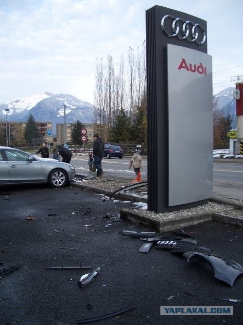 Беспредел в  автосалоне ауди (5 фото)