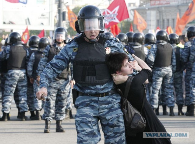 Не стреляй, он вроде за хлебом