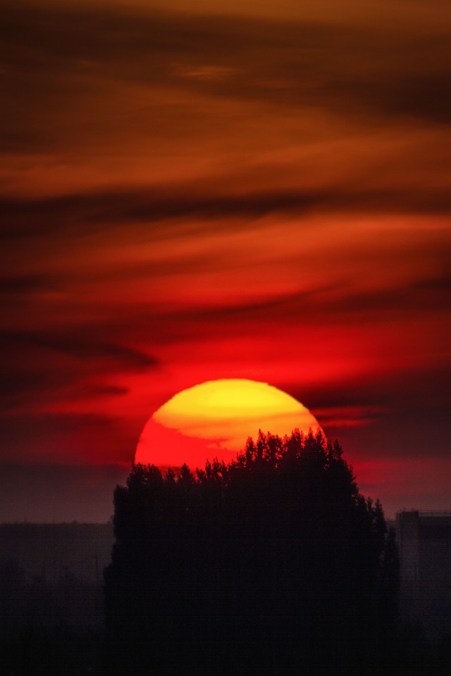 Солнце, небо и лунища