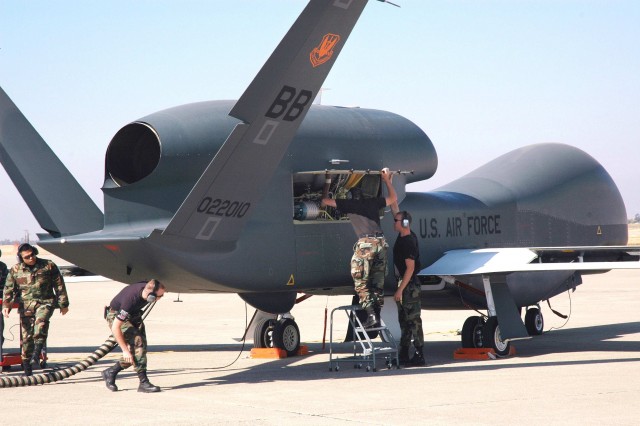 EUCOM: российский истребитель Су-27 столкнулся с американским БПЛА MQ-9 над Черным морем