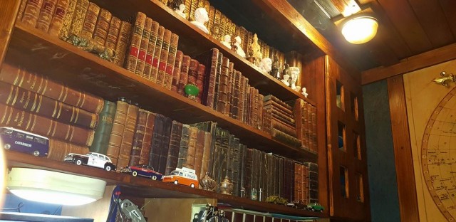 Житель Москвы всю жизнь собирал библиотеку из 3500 книг и потерял её, когда из его квартиры съехал арендатор