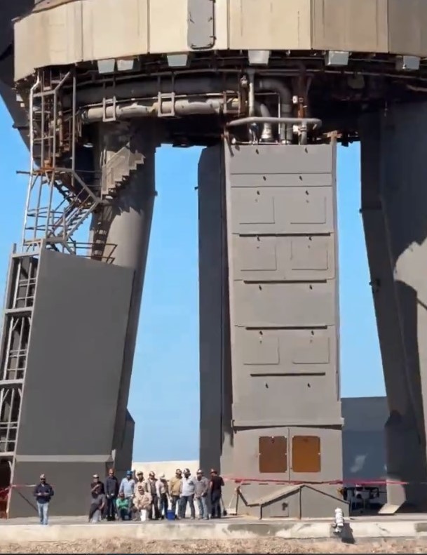 Илон Маск показал, насколько малы люди на фоне гигантской ракеты Starship