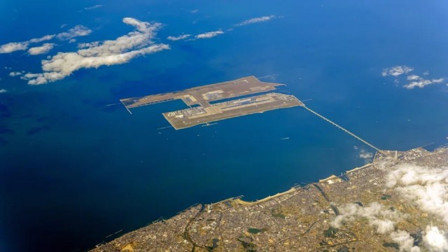 Японский аэропорт на искусственных островах рискует утонуть в море