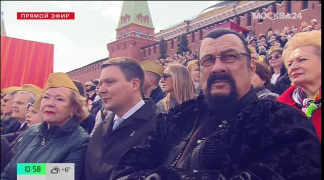 Интересно что за пацан зевал и кривлялся на заднем плане во время выступления Путина?