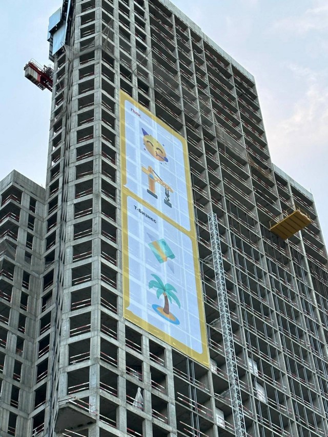 На юге Москвы в квартале ПИКа повесили баннер без текста с эмодзи от застройщика и Т-Банка