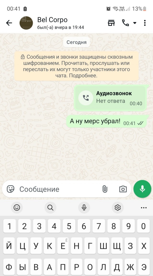 Мужчина оригинально решил проблему стоянки автомобиля "застолбив" сразу два места