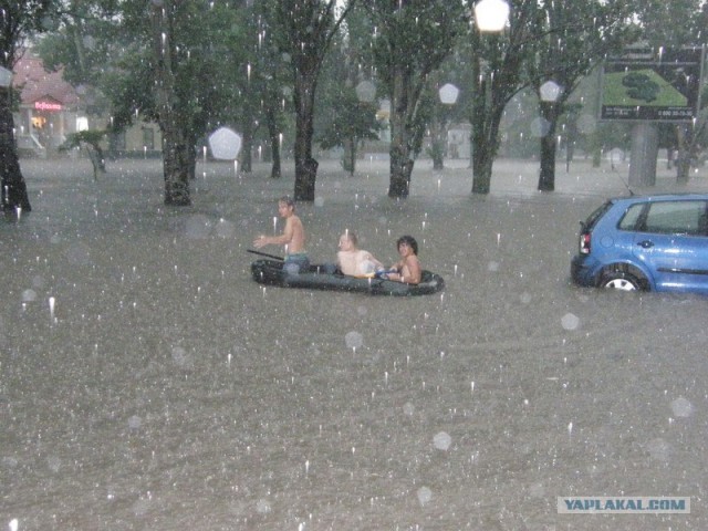 В Чите во время ливня утонула маршрутка