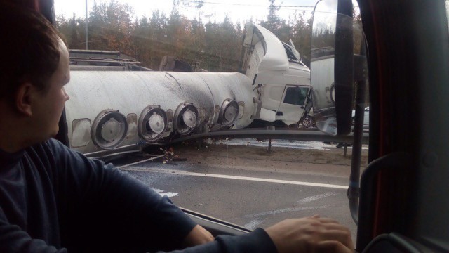 Молоковоз опрокинулся на Мурманском шоссе на развязке в Кировск