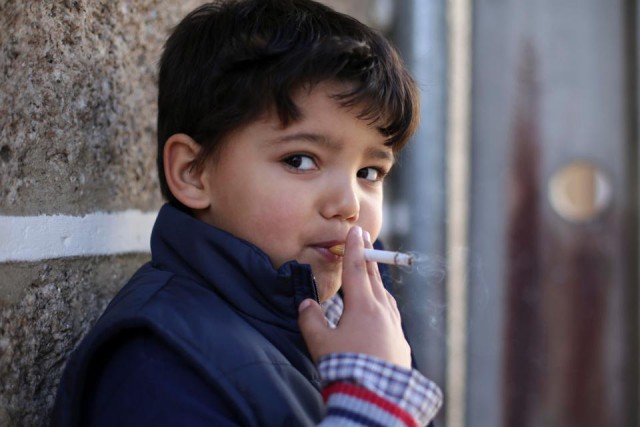 Странная традиция на праздник Богоявления в Португалии: детям дают закурить