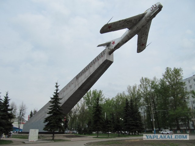 Самолет во дворе