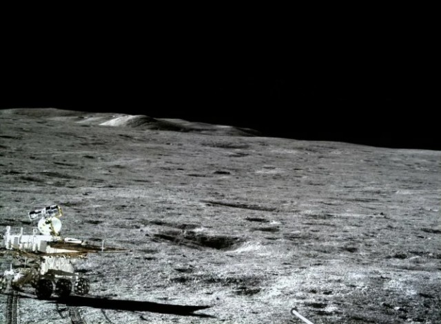 Китай опубликовал фотографии с Луны, сделанные Юйту-2