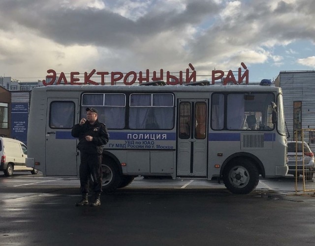 "Страна, которой нет" и "Полная дичь". Фото силовиков на фоне вывесок и надписей