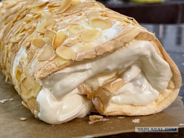 Рулет меренговый