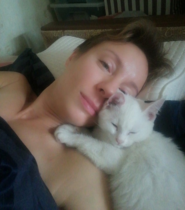 А как вы спите с котиком?