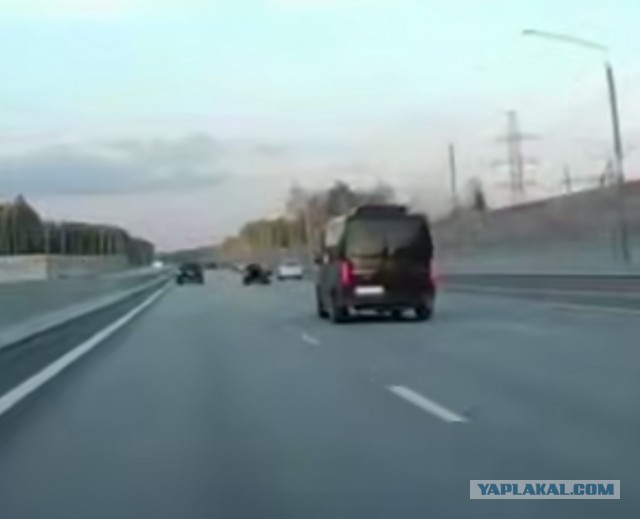Микроавтобус с детьми попал в аварию и перевернулся на трассе М-12 в Московской области