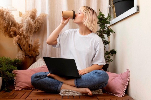 Россиянкам могут разрешить работать из дома во время критических дней