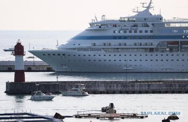 Больше 600 российских туристов оказались заблокированы на круизном лайнере у берегов Турции