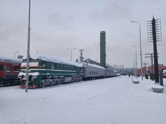 В западных соцсетях завирусился кадр с гигантской ракетой прямо во дворе — речь о памятнике «Союз-У» в Байконуре