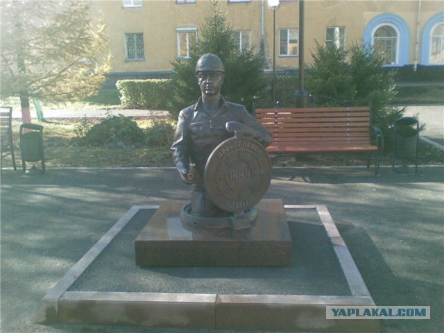 Памятник сантехнику знают все