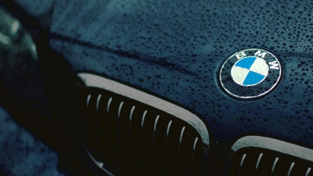 "Синхронный" угон четырёх BMW в Петербурге попал на видео