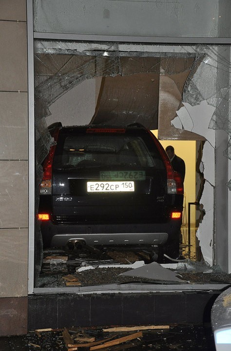 Припарковался прямо в квартире