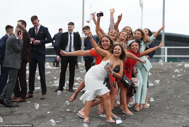Фестиваль Aintree в Ливерпуле. Как обычно, вышли в лучших платьях, и как обычно - все загадили