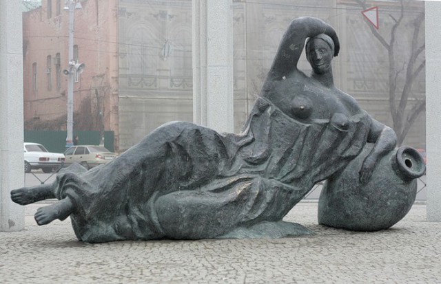 В центре Ярославля установили скульптуры танцующим девушкам, посвященные году театра в России