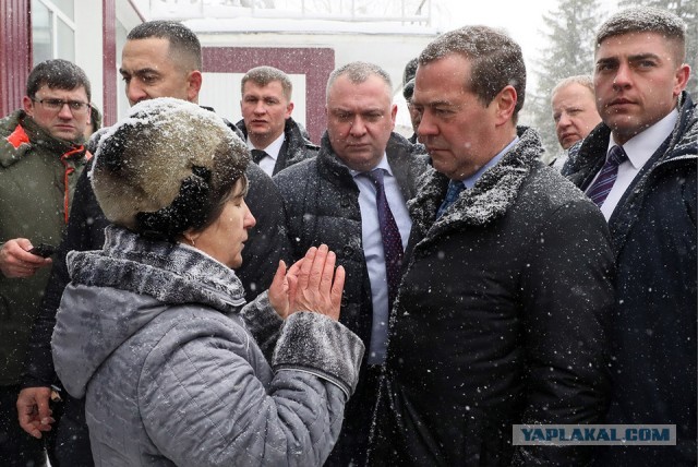 Я даже не знаю, как это обозвать... но - пенсионерка целует вагон крымского поезда