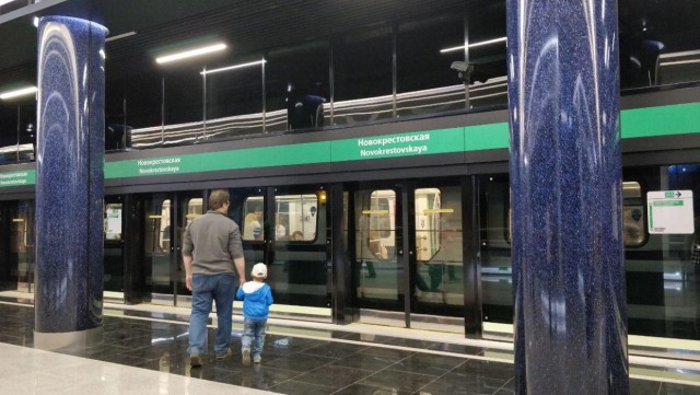 Машинист спас ребенка, который упал на рельсы метро в Москве