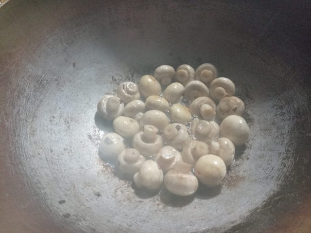Макароны с курицей и грибами в казане