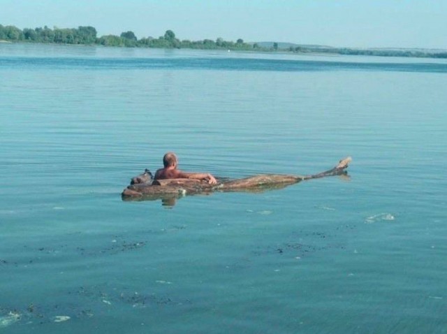 В Нижнекамске из реки выловили мужчину, который сбежал от жены на самодельном плоту