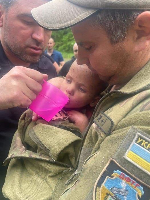 На Харьковщине в лесу нашли живой 2-летнюю девочку, которую искали несколько суток
