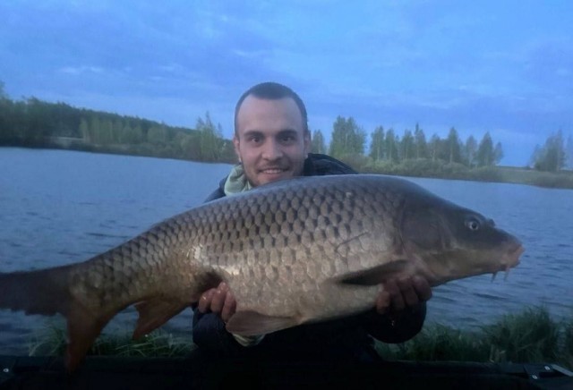 "Бился как сумасшедший": рязанский рыбак поймал карпа-гиганта в 10 кг и отпустил