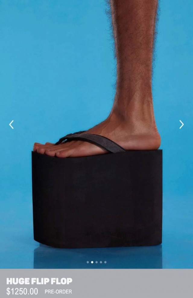 В сети нашли шлёпанцы для  людей с компактно - экономным ростом