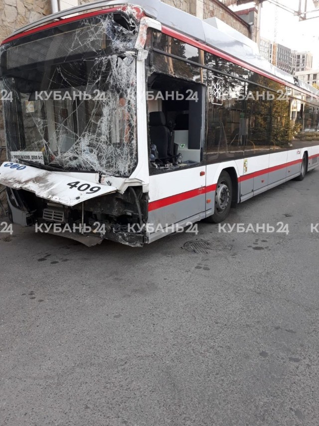 В Краснодаре троллейбус раздавил работника мойки