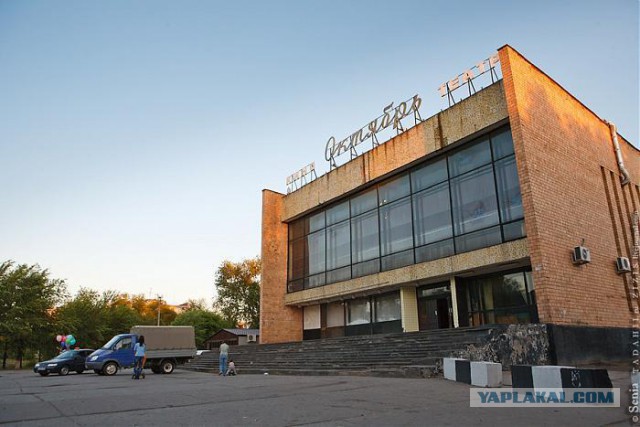 Один старый кинотеатр.